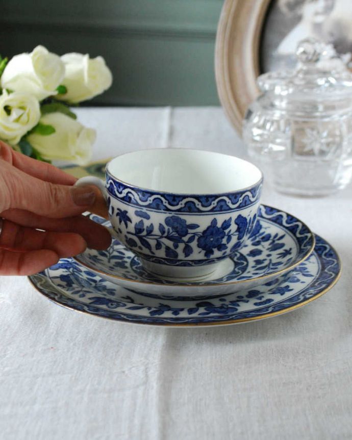 アンティーク 陶磁器の雑貨　アンティーク雑貨　英国輸入の華やかなブルーのアンティークトリオ（ロイヤルドルトン）。お茶の時間をもっと優雅に･･･眺めているだけじゃもったいないので、実用的に使って下さい。(m-2416-z)