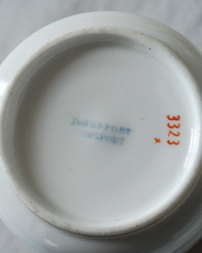 アンティーク 陶磁器の雑貨　アンティーク雑貨　ラベンダー色×金彩が大人可愛いアンティーク　コーヒーカップ＆ソーサー （ダヴェンポート）。裏側には品質の証製造メーカー保証の意味がこもった窯印、ポーセリンマークがあります。(m-2418-z)
