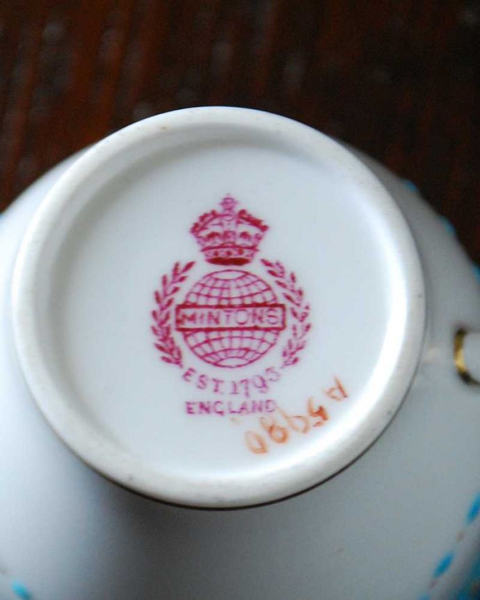 アンティーク 陶磁器の雑貨　アンティーク雑貨　イギリス王室で愛用されるミントンのアンティークカップ＆ソーサー。裏側には品質の証製造メーカー保証の意味がこもった窯印、ポーセリンマークがあります。(m-2425-z)