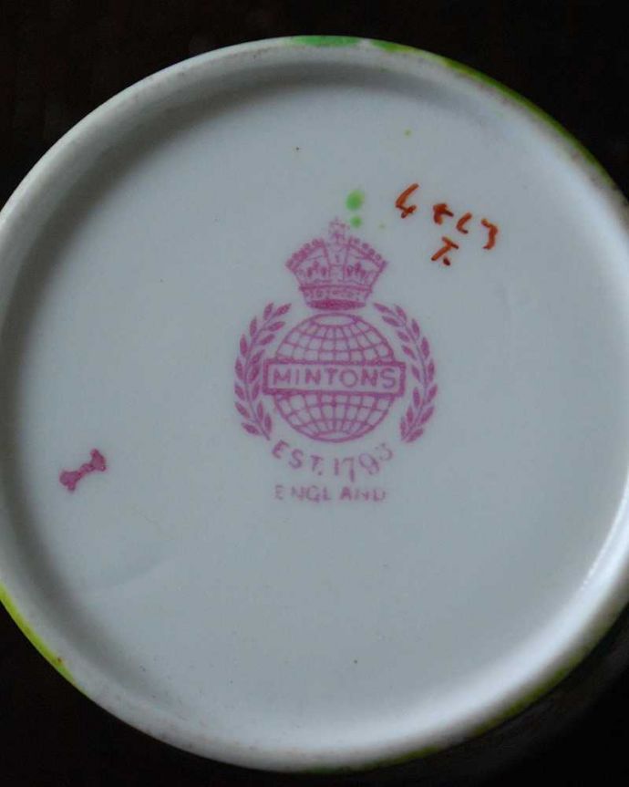 アンティーク 陶磁器の雑貨　アンティーク雑貨　アンティークコーヒーカップ＆ソーサー、ミントンの太湖石に乗る鳳凰の図。裏側には品質の証製造メーカー保証の意味がこもった窯印、ポーセリンマークがあります。(m-2426-z)