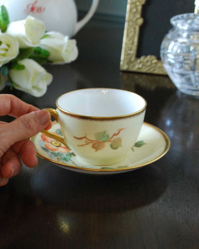 アンティーク 陶磁器の雑貨　アンティーク雑貨　鮮やかな大きな花の咲いたアンティークカップ＆ソーサー（エインズレイ）。お茶の時間をもっと優雅に･･･眺めているだけじゃもったいないので、実用的に使って下さい。(m-2430-z)