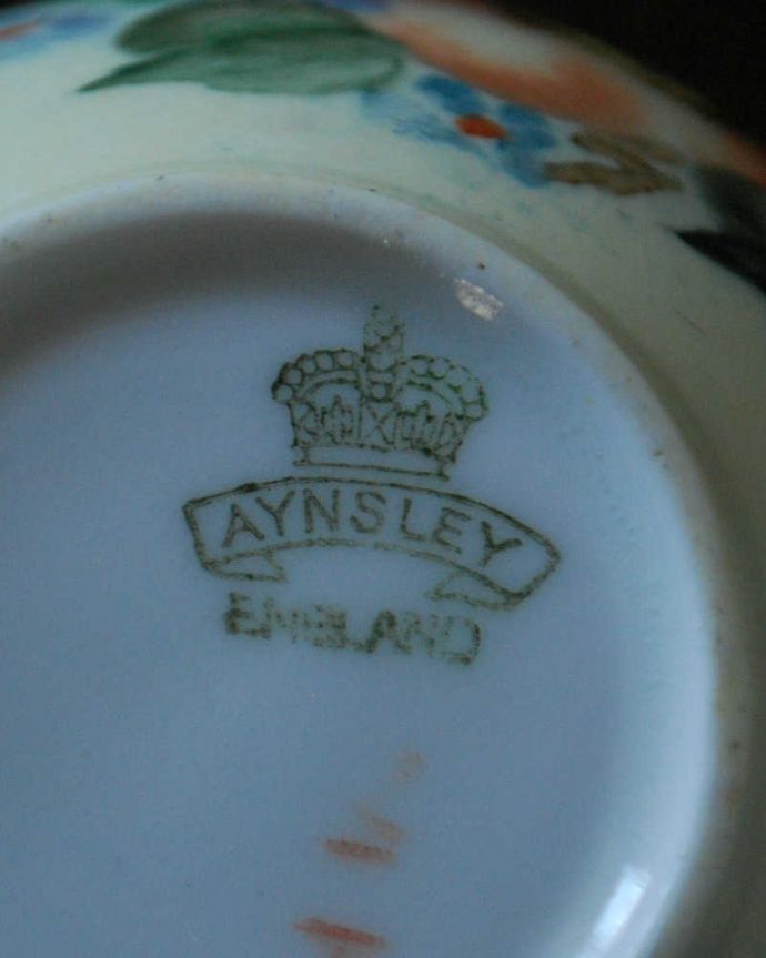 アンティーク 陶磁器の雑貨　アンティーク雑貨　鮮やかな大きな花の咲いたアンティークカップ＆ソーサー（エインズレイ）。裏側には品質の証製造メーカー保証の意味がこもった窯印、ポーセリンマークがあります。(m-2430-z)