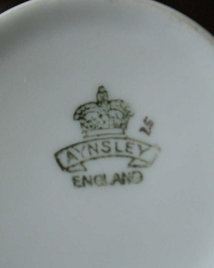 アンティーク 陶磁器の雑貨　アンティーク雑貨　シノワズリの雰囲気漂うエインズレイのアンティークコーヒーカップ＆ソーサー。裏側には品質の証製造メーカー保証の意味がこもった窯印、ポーセリンマークがあります。(m-2433-z)