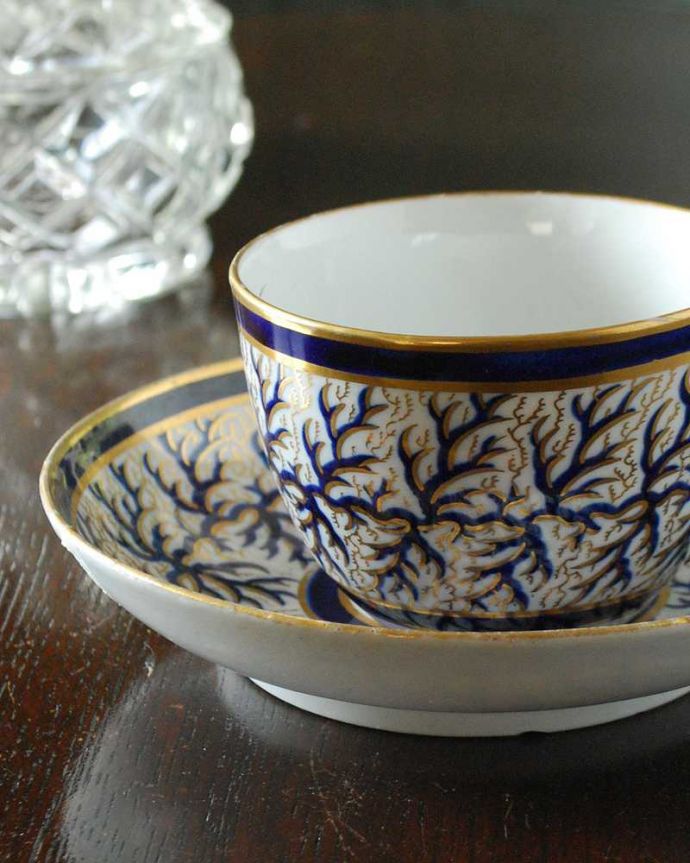 藍染地に金彩の連続模様が美しいニューホール窯のアンティークカップ