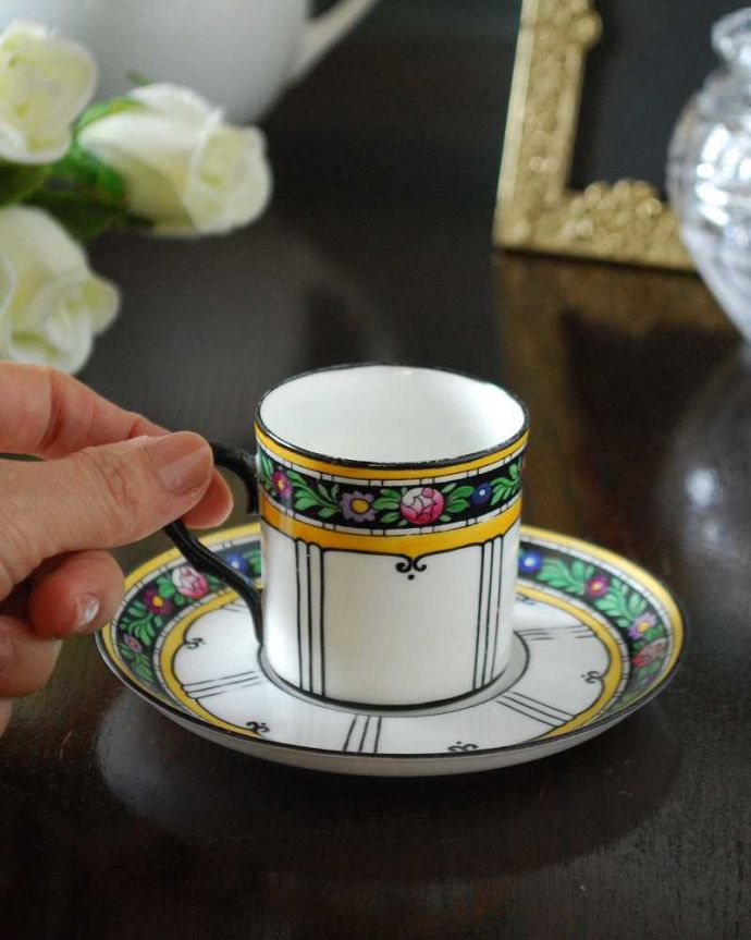 アンティーク 陶磁器の雑貨　アンティーク雑貨　お花模様が大人可愛いアダレイ窯のアンティークカップ＆ソーサー 。お茶の時間をもっと優雅に･･･眺めているだけじゃもったいないので、実用的に使って下さい。(m-2442-z)