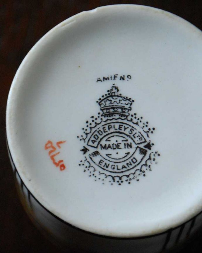 アンティーク 陶磁器の雑貨　アンティーク雑貨　お花模様が大人可愛いアダレイ窯のアンティークカップ＆ソーサー 。裏側には品質の証製造メーカー保証の意味がこもった窯印、ポーセリンマークがあります。(m-2442-z)