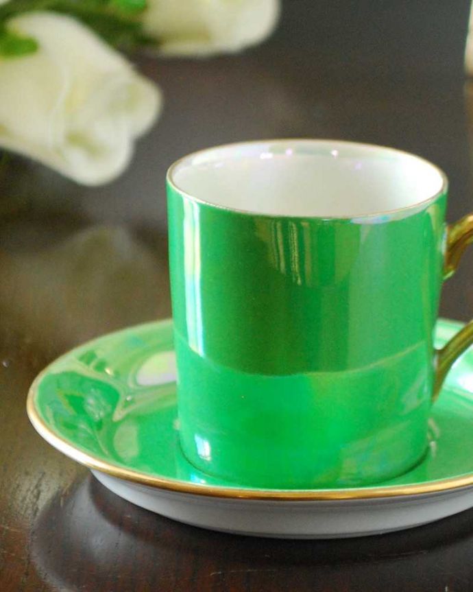 アンティーク 陶磁器の雑貨　アンティーク雑貨　グリーン×金彩のアンティークコーヒーカップ＆ソーサー（カールトンウェア）。カールトンウェアらしい独創的なデザイン見た瞬間に分かるくらいカールトンウェアらしい独特のデザイン。(m-2444-z)