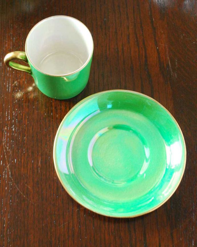 アンティーク 陶磁器の雑貨　アンティーク雑貨　グリーン×金彩のアンティークコーヒーカップ＆ソーサー（カールトンウェア）。上から見るとこんな感じです状態のいいものだけを選んでいますが、アンティークなのでキズや欠けがある場合があります。(m-2444-z)