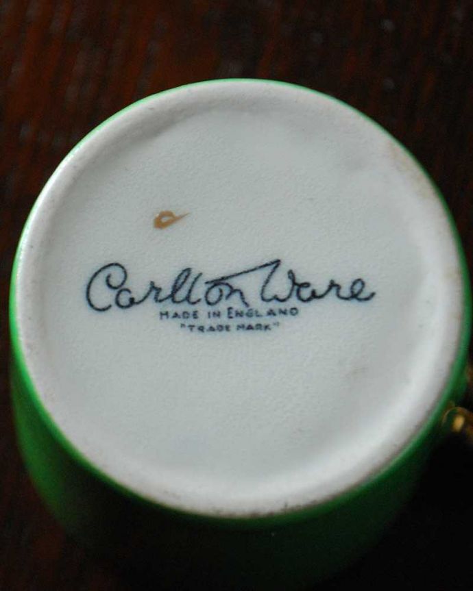 アンティーク 陶磁器の雑貨　アンティーク雑貨　グリーン×金彩のアンティークコーヒーカップ＆ソーサー（カールトンウェア）。裏側には品質の証カールトンウェアはマークまで独創的でとっても可愛いんです。(m-2444-z)
