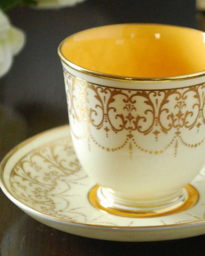 アンティーク 陶磁器の雑貨　アンティーク雑貨　向日葵のような黄色のアンティークカップ＆ソーサー（クラウンスタッフォードシャー）。飾って使って楽しむ小さなアンティークアンティークでしか手に入れることが出来ない美しい模様のカップ＆ソーサー。(m-2445-z)