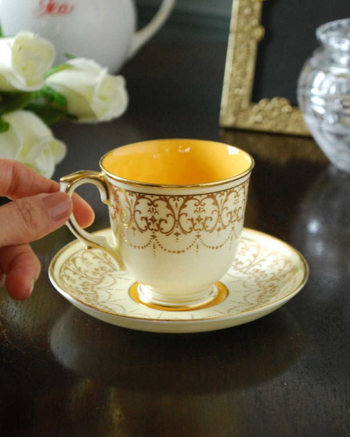 アンティーク 陶磁器の雑貨　アンティーク雑貨　向日葵のような黄色のアンティークカップ＆ソーサー（クラウンスタッフォードシャー）。お茶の時間をもっと優雅に･･･眺めているだけじゃもったいないので、実用的に使って下さい。(m-2445-z)