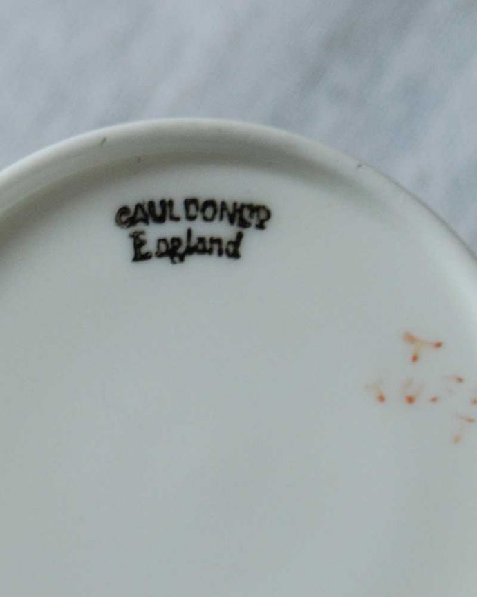 アンティーク 陶磁器の雑貨　アンティーク雑貨　コウルドン社製のアンティークコーヒーカップ＆ソーサー(Cauldon)　。裏側には品質の証製造メーカー保証の意味がこもった窯印、ポーセリンマークがあります。(m-2446-z)