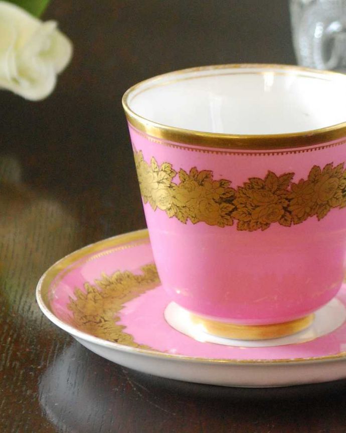 アンティーク 陶磁器の雑貨　アンティーク雑貨　ピンクの下地にゴールドで描かれたお花が美しいアンティークカップ＆ソーサー（ブラウン－ウェストヘッド，ムーア社）。飾って使って楽しむ小さなアンティークアンティークでしか手に入れることが出来ない美しい模様のカップ＆ソーサー。(m-2449-z)