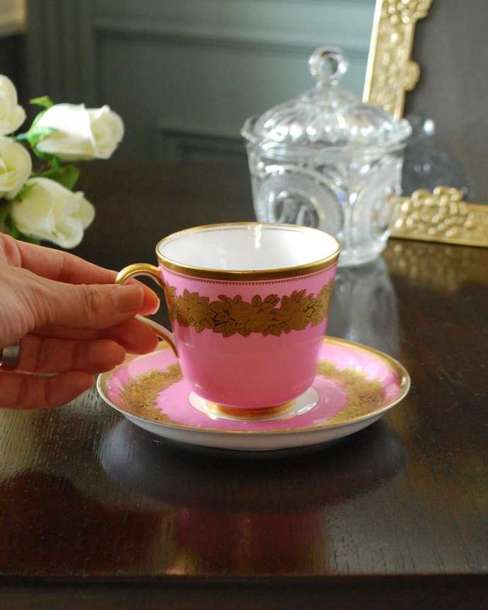 アンティーク 陶磁器の雑貨　アンティーク雑貨　ピンクの下地にゴールドで描かれたお花が美しいアンティークカップ＆ソーサー（ブラウン－ウェストヘッド，ムーア社）。お茶の時間をもっと優雅に･･･眺めているだけじゃもったいないので、実用的に使って下さい。(m-2449-z)