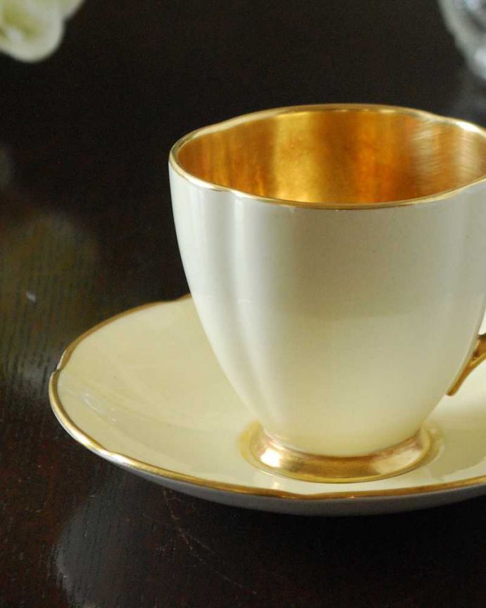 カップの内側とハンドルに施された金彩の豪華なカールトンウェアのアンティークコーヒーカップ＆ソーサー