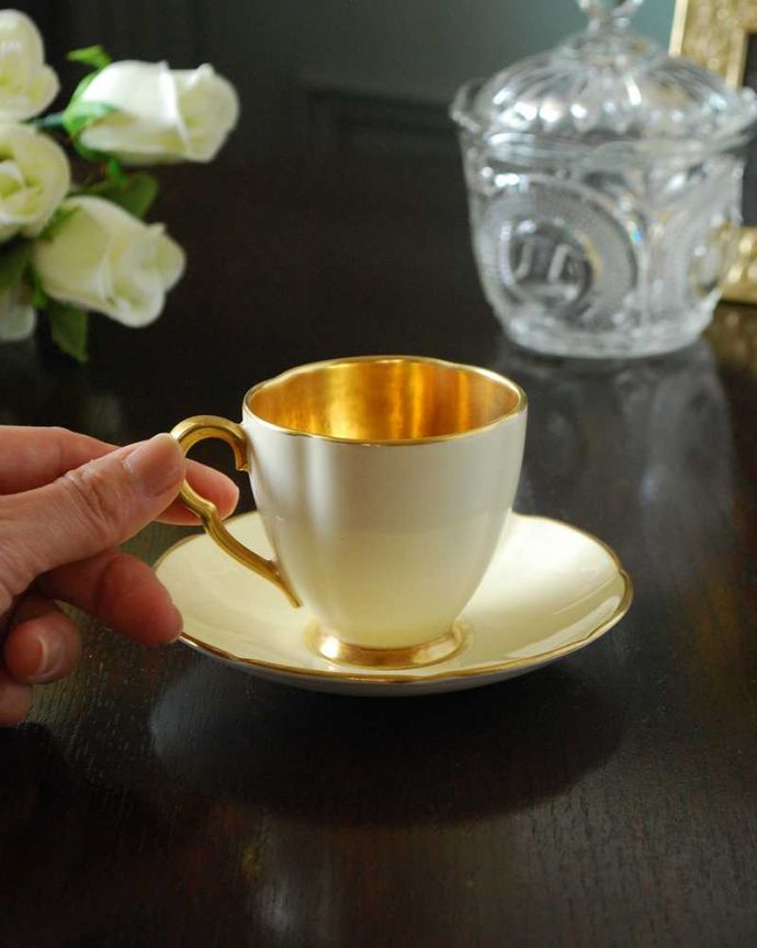 アンティーク 陶磁器の雑貨　アンティーク雑貨　カップの内側とハンドルに施された金彩の豪華なカールトンウェアのアンティークコーヒーカップ＆ソーサー。お茶の時間をもっと優雅に･･･眺めているだけじゃもったいないので、実用的に使って下さい。(m-2451-z)