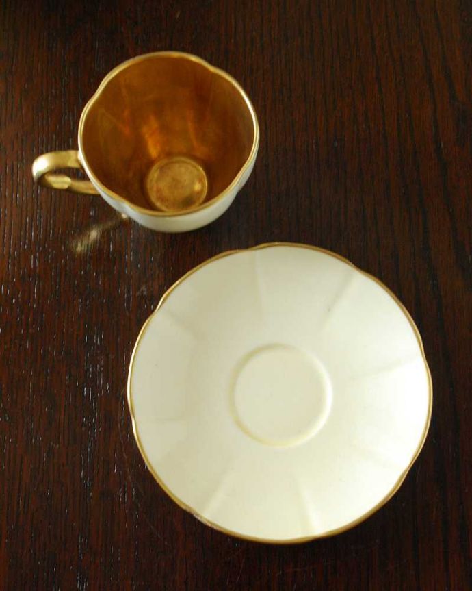 アンティーク 陶磁器の雑貨　アンティーク雑貨　カップの内側とハンドルに施された金彩の豪華なカールトンウェアのアンティークコーヒーカップ＆ソーサー。上から見るとこんな感じです状態のいいものだけを選んでいますが、アンティークなのでキズや欠けがある場合があります。(m-2451-z)