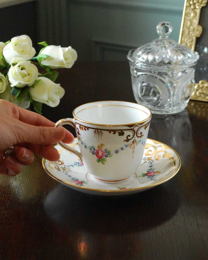 アンティーク 陶磁器の雑貨　アンティーク雑貨　英国ヴィクトリア朝時代のアンティークカップ＆ソーサー（スタッフォードシャー地方）。お茶の時間をもっと優雅に･･･眺めているだけじゃもったいないので、実用的に使って下さい。(m-2456-z)