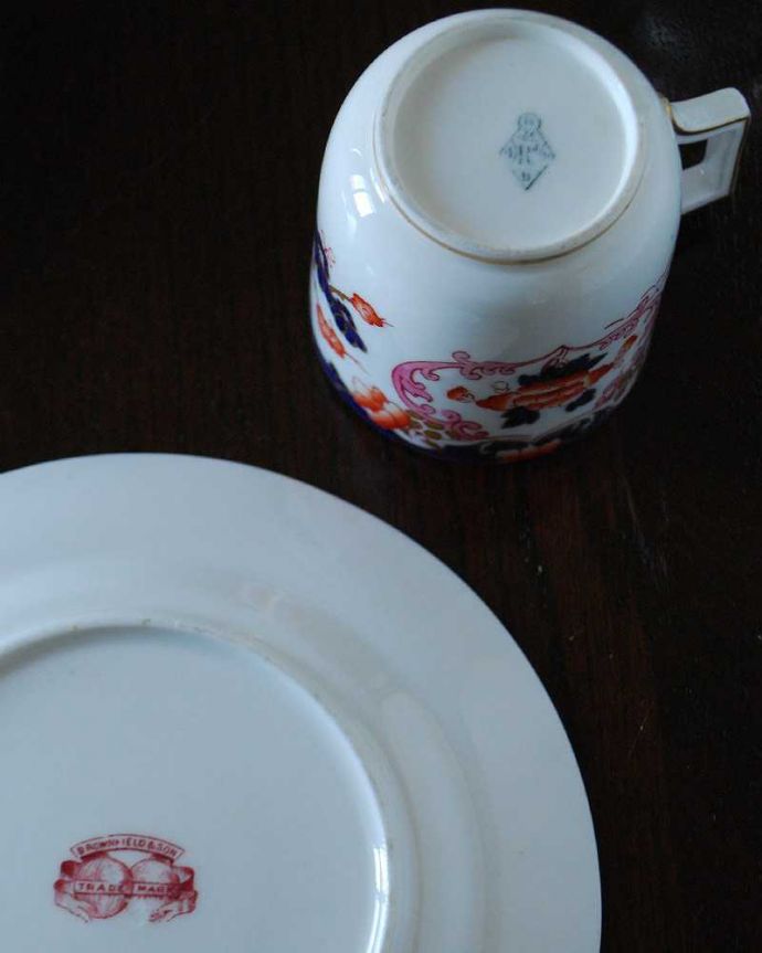 アンティーク 陶磁器の雑貨　アンティーク雑貨　英国の幻の名窯ブラウンフィールドのアンティークカップ＆ソーサートリオ。裏側には品質の証製造メーカー保証の意味がこもった窯印、ポーセリンマークがあります。(m-2458-z)