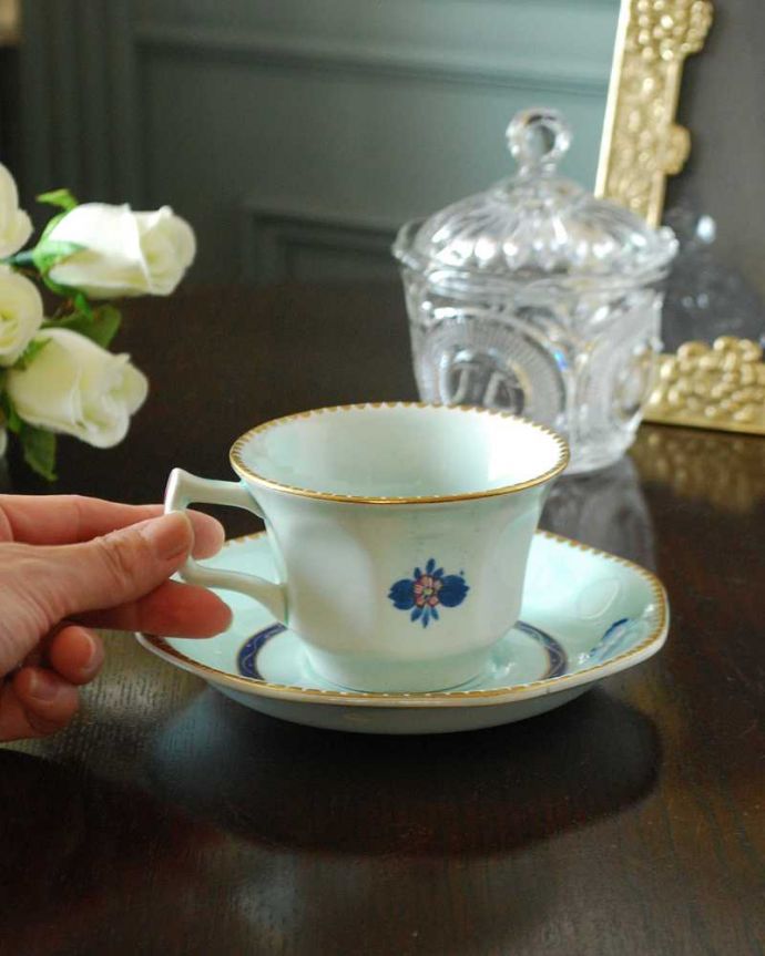 アンティーク 陶磁器の雑貨　アンティーク雑貨　英国のアダムス窯の陶磁器、青磁色のキレイなアンティークのカップ＆ソーサー。裏側は･･･こんなデザイン。(m-2460-z)