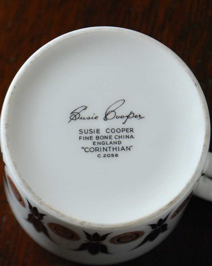 スージークーパー　アンティーク雑貨　スージークーパーのアンティークカップ＆ソーサー（コリンティアン）。裏側には品質の証製造メーカー保証の意味がこもった窯印、ポーセリンマークがあります。(m-2464-z)