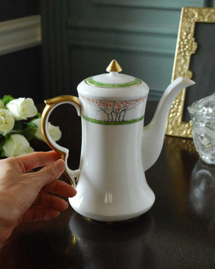 アンティーク 陶磁器の雑貨　アンティーク雑貨　カールトンウェアらしい独創的なフォルム 英国アンティークのポット。自分だけの使い方で使ってみましょうたっぷり紅茶が注げるサイズ。(m-2466-z)