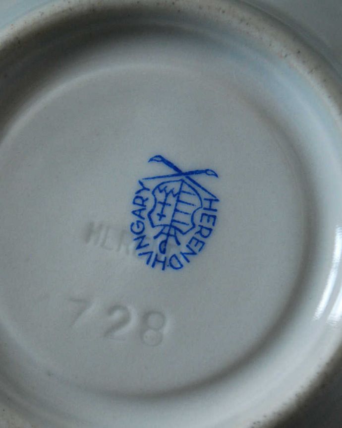 アンティーク 陶磁器の雑貨　アンティーク雑貨　ハンガリーの名窯ヘレンドのシノワズリが香る華やかなアンティークカップ＆ソーサー。裏側には品質の証製造メーカー保証の意味がこもった窯印、ポーセリンマークがあります。(m-2471-z)