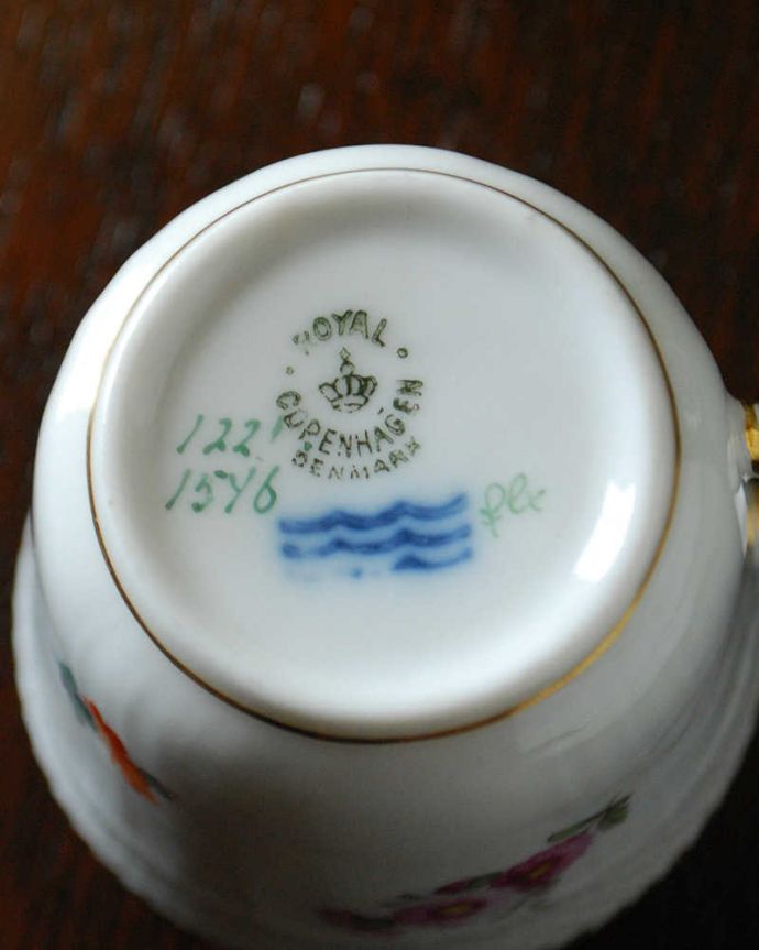 アンティーク 陶磁器の雑貨　アンティーク雑貨　色とりどりの可愛いお花が華やかなアンティークカップ＆ソーサー （ロイヤルコペンハーゲン）。裏側には品質の証製造メーカー保証の意味がこもった窯印、ポーセリンマークがあります。(m-2472-z)