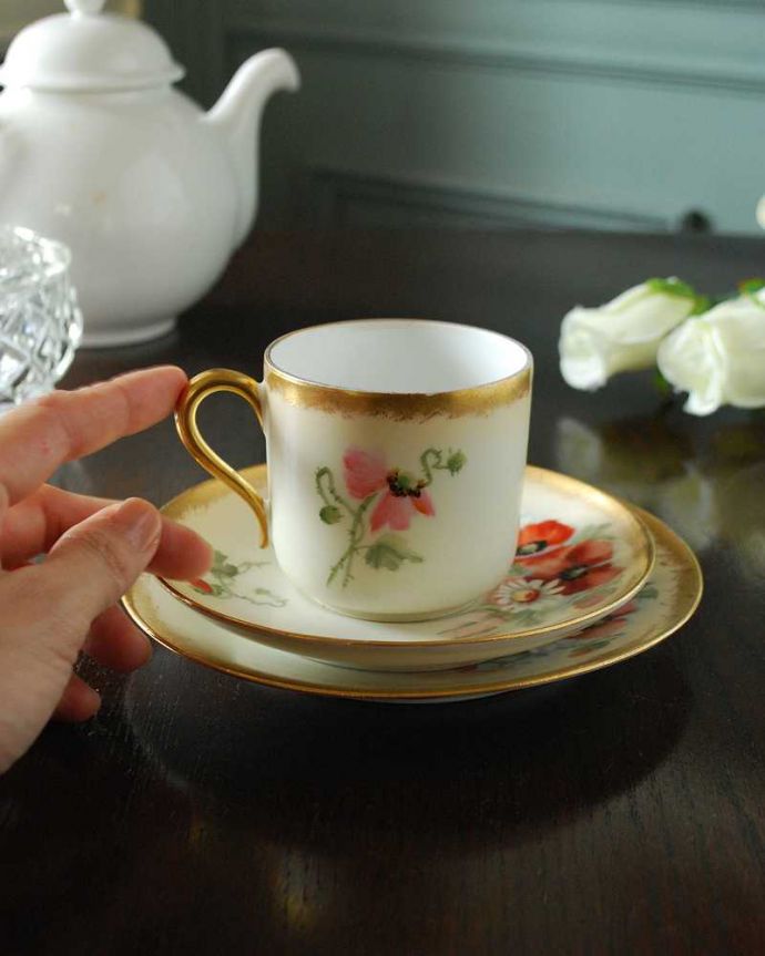 アンティーク 陶磁器の雑貨　アンティーク雑貨　お花模様が描かれたリモージュ（ベルナルド窯）のアンティークカップ＆ソーサートリオ。お茶の時間をもっと優雅に･･･眺めているだけじゃもったいないので、実用的に使って下さい。(m-2473-z)