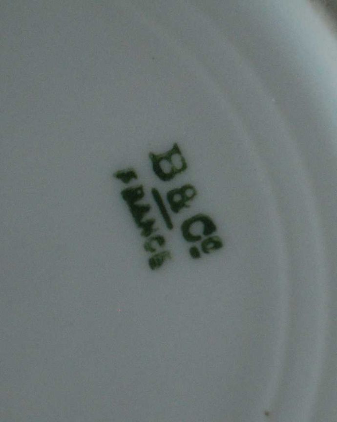 アンティーク 陶磁器の雑貨　アンティーク雑貨　お花模様が描かれたリモージュ（ベルナルド窯）のアンティークカップ＆ソーサートリオ。裏側には品質の証製造メーカー保証の意味がこもった窯印、ポーセリンマークがあります。(m-2473-z)