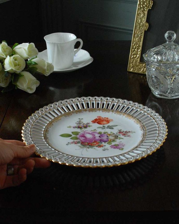 アンティーク 陶磁器の雑貨　アンティーク雑貨　お花が描かれたフランスで見つけた透かし彫りの美しいアンティークプレート（ルブルプランス工房）。飾って使って楽しむアンティーク美しい柄のプレートは、飾っても使っても楽しめます。(m-2475-z)