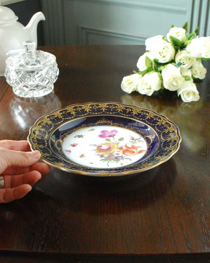 アンティーク 陶磁器の雑貨　アンティーク雑貨　藍色×金彩のドレスデンらしい花絵が美しいアンティークプレート。飾って使って楽しむアンティーク美しい柄のプレートは、飾っても使っても楽しめます。(m-2476-z)
