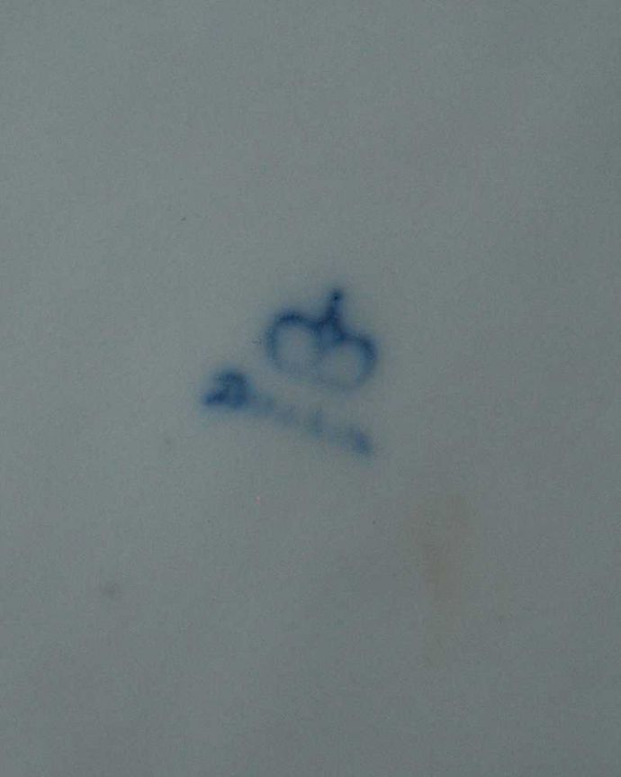 アンティーク 陶磁器の雑貨　アンティーク雑貨　藍色×金彩のドレスデンらしい花絵が美しいアンティークプレート。裏側には品質の証製造メーカー保証の意味がこもった窯印、ポーセリンマークがあります。(m-2476-z)
