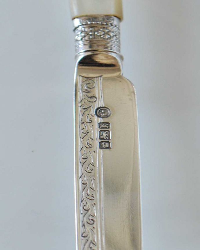 アンティーク シルバー製　アンティーク雑貨　マザーオブパールの持ち手つき、純銀製のアンティークデザートナイフ。裏側には品質の証ホールマークが付いていました。(m-2491-z)