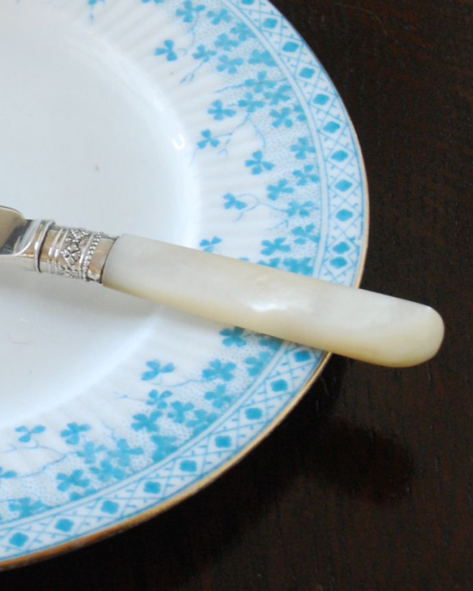 アンティーク シルバー製　アンティーク雑貨　マザーオブパールの持ち手つき、純銀製のアンティークデザートナイフ。憧れのマザーオブパール持ち手の部分は、真珠を作るマザーオブパールと呼ばれる白蝶貝で出来た貴重なもの。(m-2491-z)