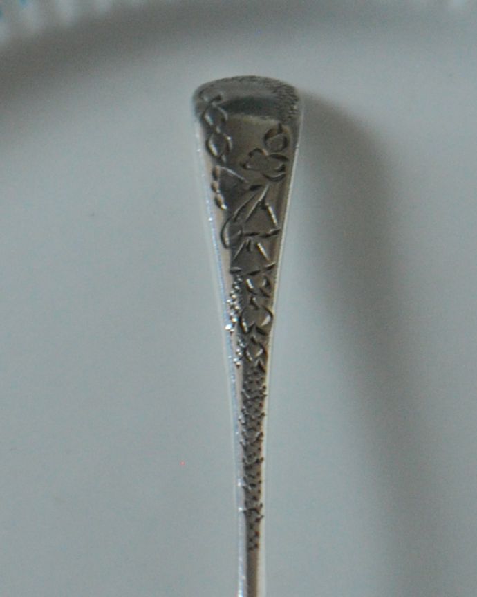 アンティーク シルバー製　アンティーク雑貨　イギリスの純銀製カトラリー、上品な植物模様が施されたアンティークシルバーのスプーン。大切に受け継がれる本物の輝き細かい細工が施された英国を代表するアンティーク、シルバー製品。(m-2492-z)