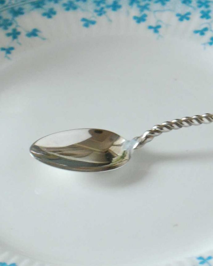 アンティーク シルバー製　アンティーク雑貨　螺旋状の持ち手が美しいアンティークシルバーの純銀製スプーン（ティースプーン）。大切に受け継がれる本物の輝き細かい細工が施された英国を代表するアンティーク、シルバー製品。(m-2494-z)