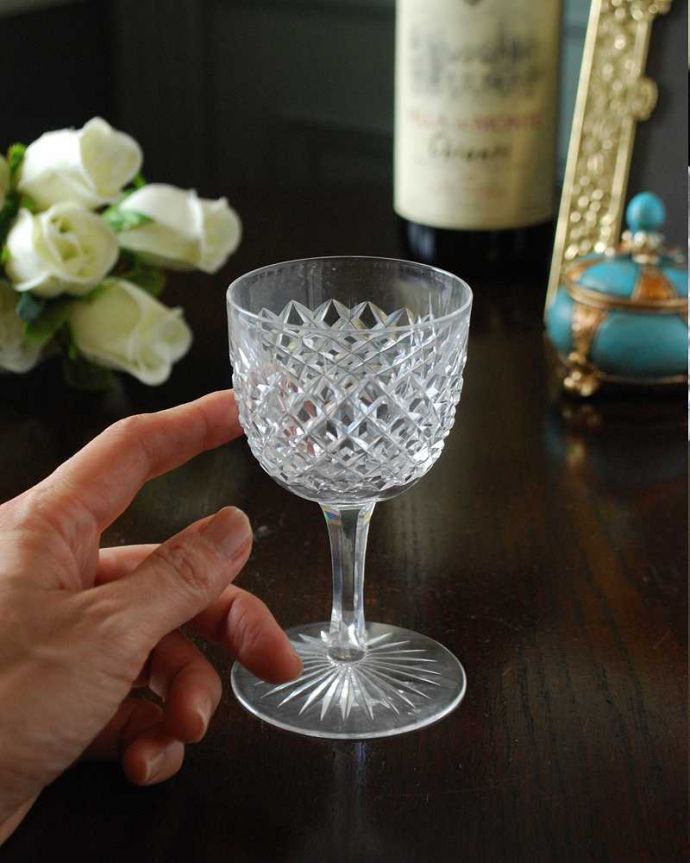 アンティーク 雑貨のガラス小物　アンティーク雑貨　キラキラと輝くイギリスで見つけたアンティークテーブルグラス（リキュールグラス）。可愛いミニサイズ大きさはコレくらい。(m-2497-z)