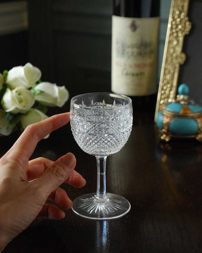 アンティーク 雑貨のガラス小物　アンティーク雑貨　品質の高さが感じられるキラキラの輝きのアンティークカットグラス（テーブルグラス）。可愛いミニサイズ大きさはコレくらい。(m-2500-z)
