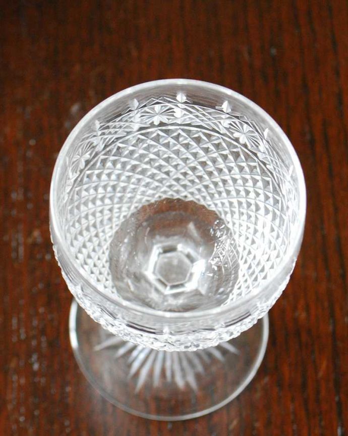アンティーク 雑貨のガラス小物　アンティーク雑貨　品質の高さが感じられるキラキラの輝きのアンティークカットグラス（テーブルグラス）。上から見るとこんな感じです。(m-2500-z)