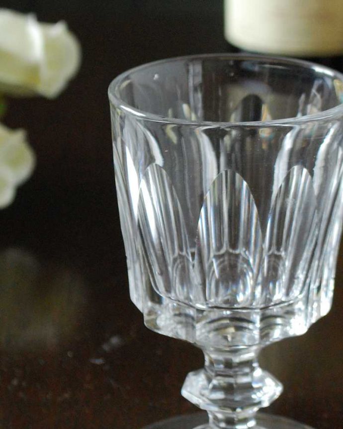 アンティーク 雑貨のガラス小物　アンティーク雑貨　デザートグラスにもなる小さなアンティークプレスドグラス、アンティークのグラス。食卓を華やかにしてくれるテーブルグラス何を入れても美しく使えるアンティークのテーブルグラス。(m-2501-z)