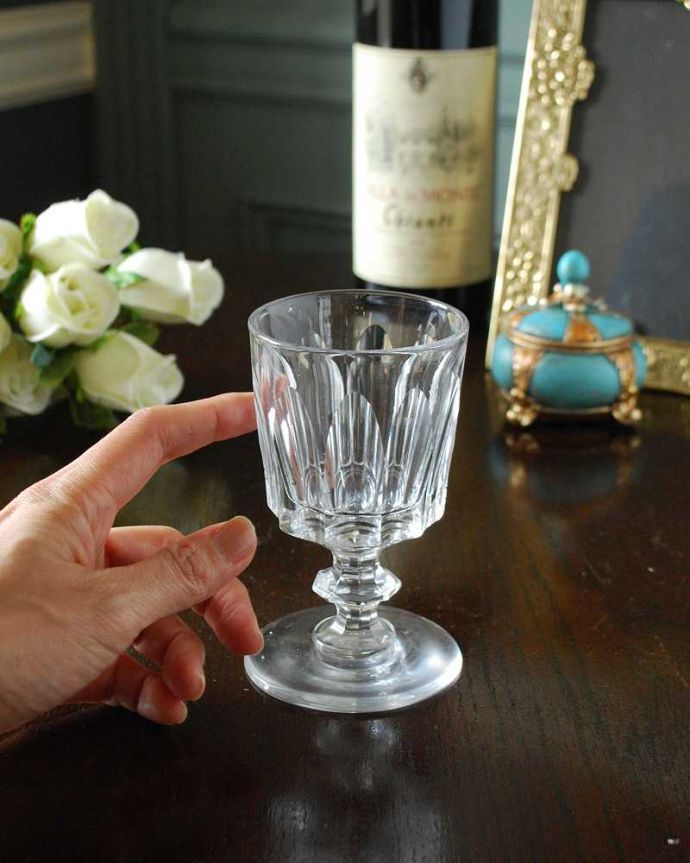 アンティーク 雑貨のガラス小物　アンティーク雑貨　デザートグラスにもなる小さなアンティークプレスドグラス、アンティークのグラス。可愛いミニサイズ大きさはコレくらい。(m-2501-z)