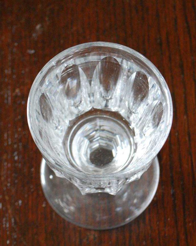 アンティーク 雑貨のガラス小物　アンティーク雑貨　デザートグラスにもなる小さなアンティークプレスドグラス、アンティークのグラス。上から見るとこんな感じです。(m-2501-z)