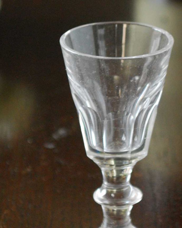 アンティーク 雑貨のガラス小物　アンティーク雑貨　イギリスで見つけた小さなテーブルグラス、アンティークリキュールグラス。食卓を華やかにしてくれるテーブルグラス何を入れても美しく使えるアンティークのテーブルグラス。(m-2506-z)