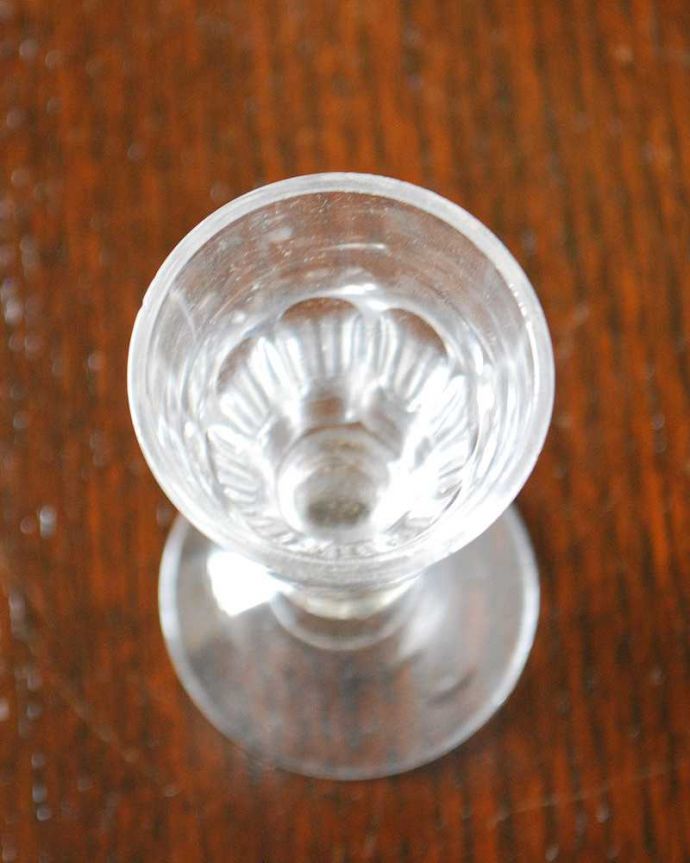 アンティーク 雑貨のガラス小物　アンティーク雑貨　イギリスで見つけた小さなテーブルグラス、アンティークリキュールグラス。上から見るとこんな感じです。(m-2506-z)