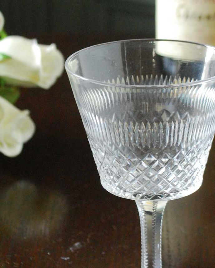 アンティーク 雑貨のガラス小物　アンティーク雑貨　キラキラの輝きが美しい、フランスで見つけたアンティークリキュールグラス。食卓を華やかにしてくれるテーブルグラス何を入れても美しく使えるアンティークのテーブルグラス。(m-2507-z)