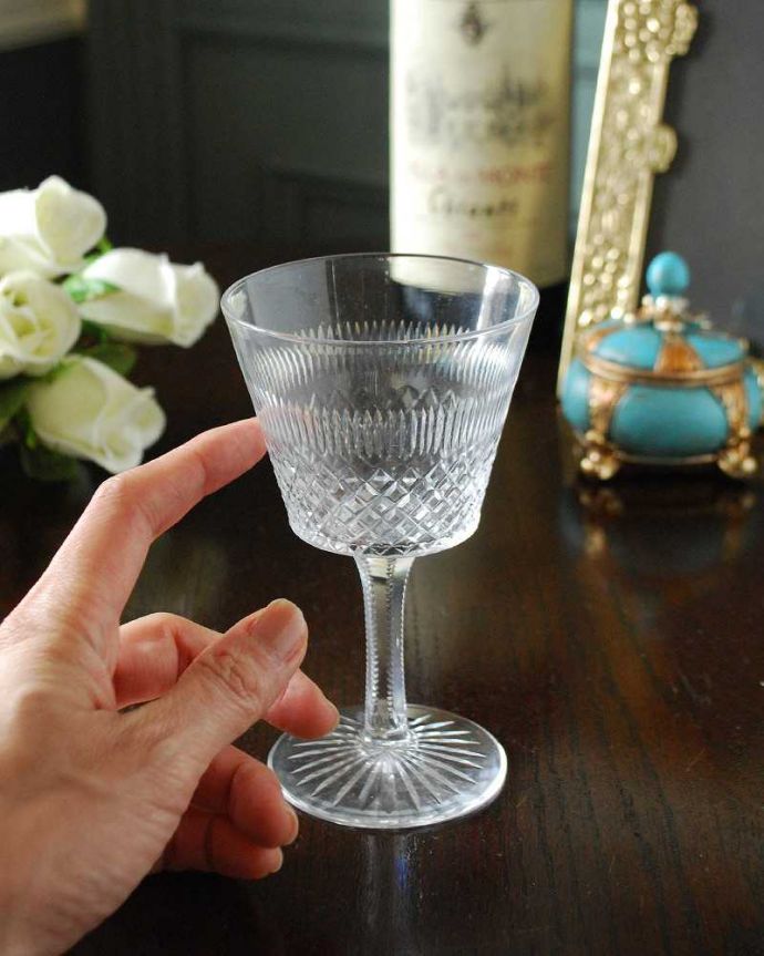 アンティーク 雑貨のガラス小物　アンティーク雑貨　キラキラの輝きが美しい、フランスで見つけたアンティークリキュールグラス。可愛いミニサイズ大きさはコレくらい。(m-2507-z)
