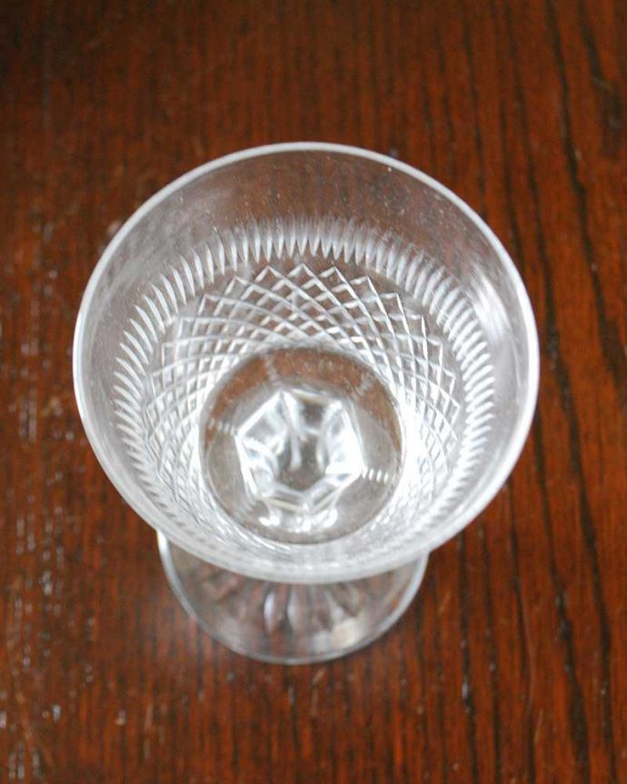 アンティーク 雑貨のガラス小物　アンティーク雑貨　キラキラの輝きが美しい、フランスで見つけたアンティークリキュールグラス。上から見るとこんな感じです。(m-2507-z)