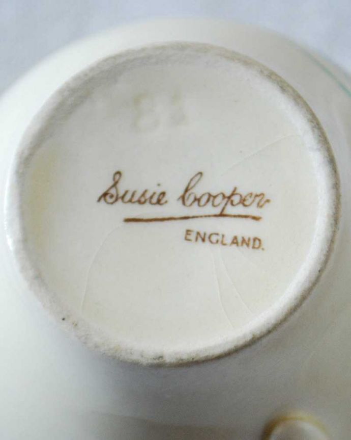 スージークーパー　アンティーク雑貨　スージークーパーのアンティークコーヒーカップ＆ソーサー（ロングリーフ）。裏側には品質の証製造メーカー保証の意味がこもった窯印、ポーセリンマークがあります。(m-2509-z)