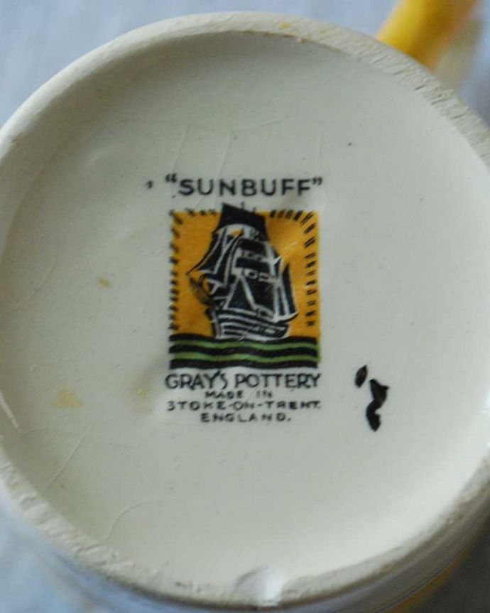 アンティーク 陶磁器の雑貨　アンティーク雑貨　グレイズポタリー（Gray's Pottery）のアンティークコーヒーカップ＆ソーサー。裏側には品質の証1931～61年のクリッパーグレイズポテリーのバックスタンプが入っています。(m-2512-z)